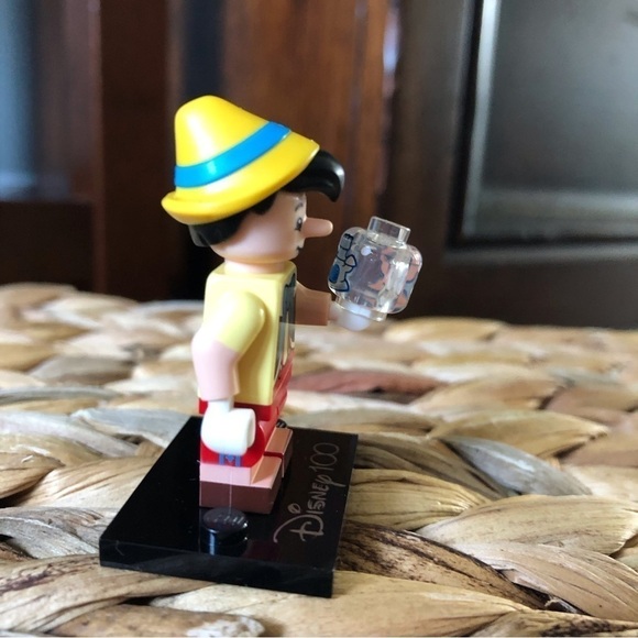 Lego x Disney 100 year mini figures series 1: Pinocchio: Pinocchio with Celo - Picture 4 of 4